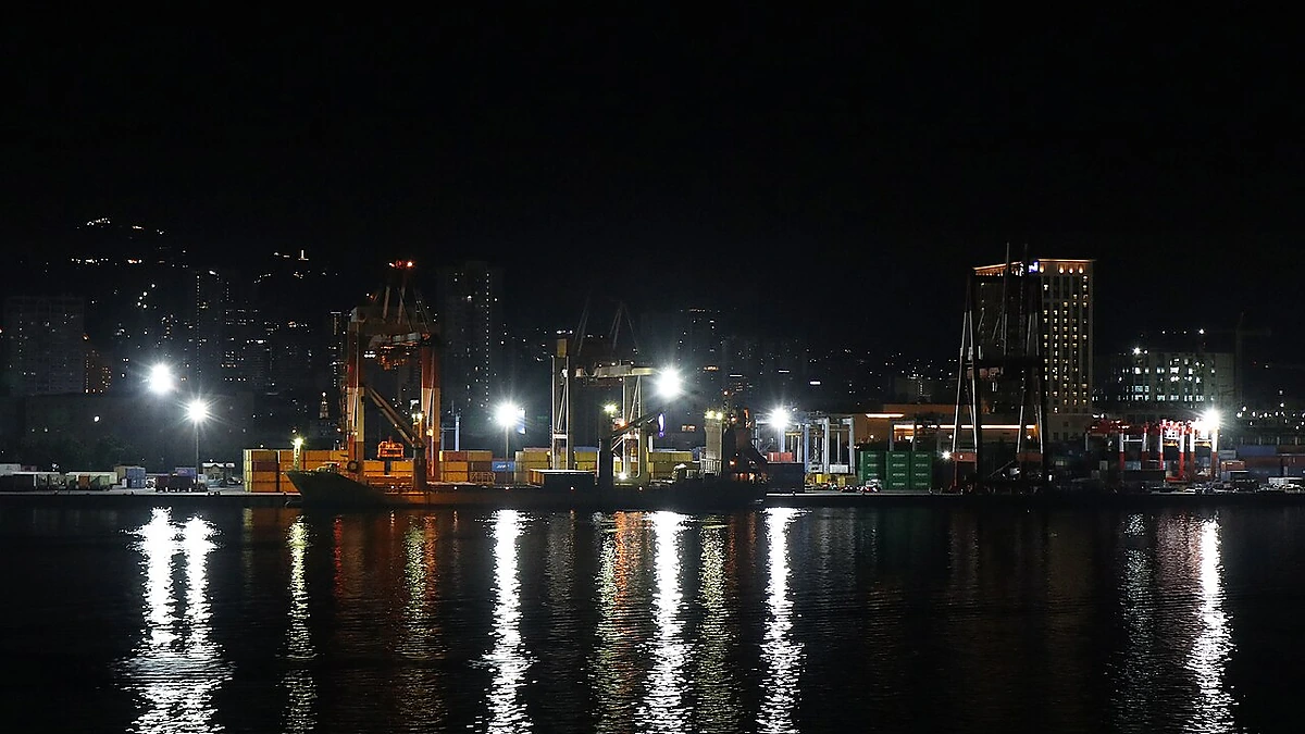 クレーンが並ぶ夜のセブ港の荷役エリア