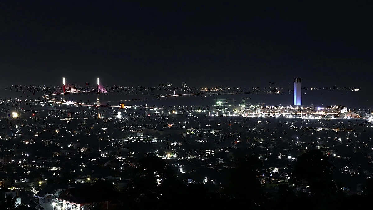 橋の明かりが見える夜のセブ市街