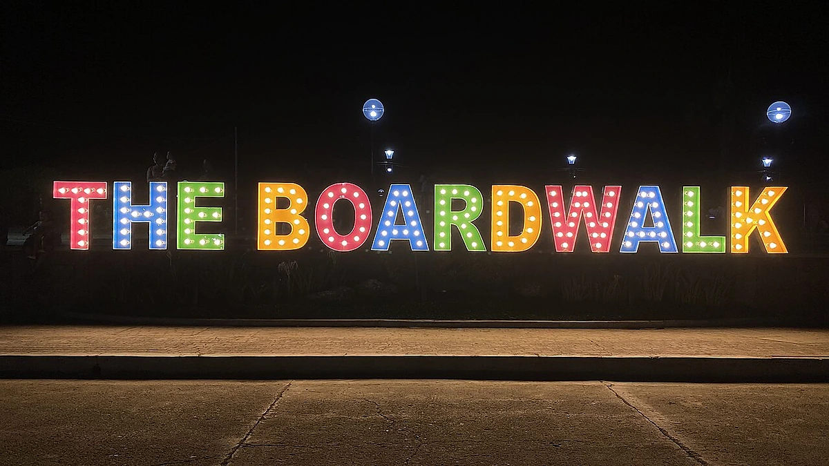 「THE BOARDWALK」のネオンサイン