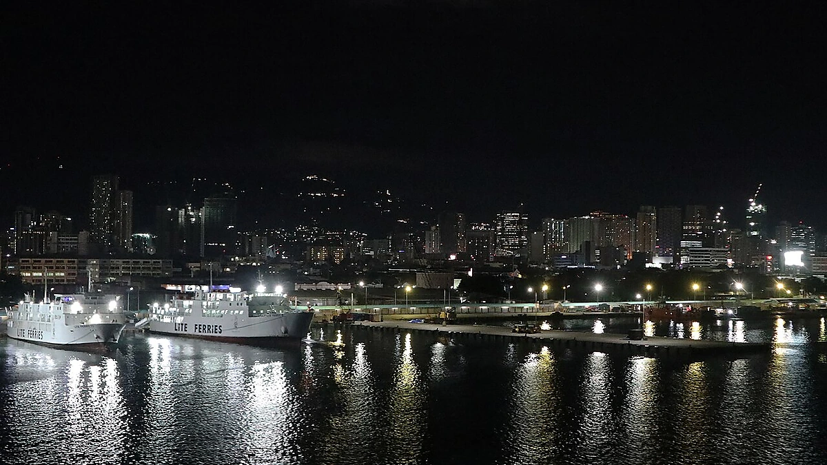夜間も船が停泊するセブ港