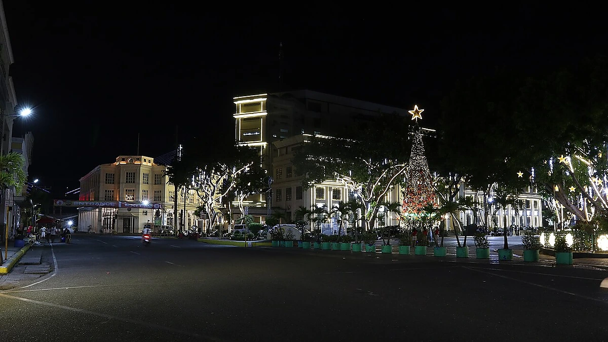 クリスマス装飾が灯る夜の広場