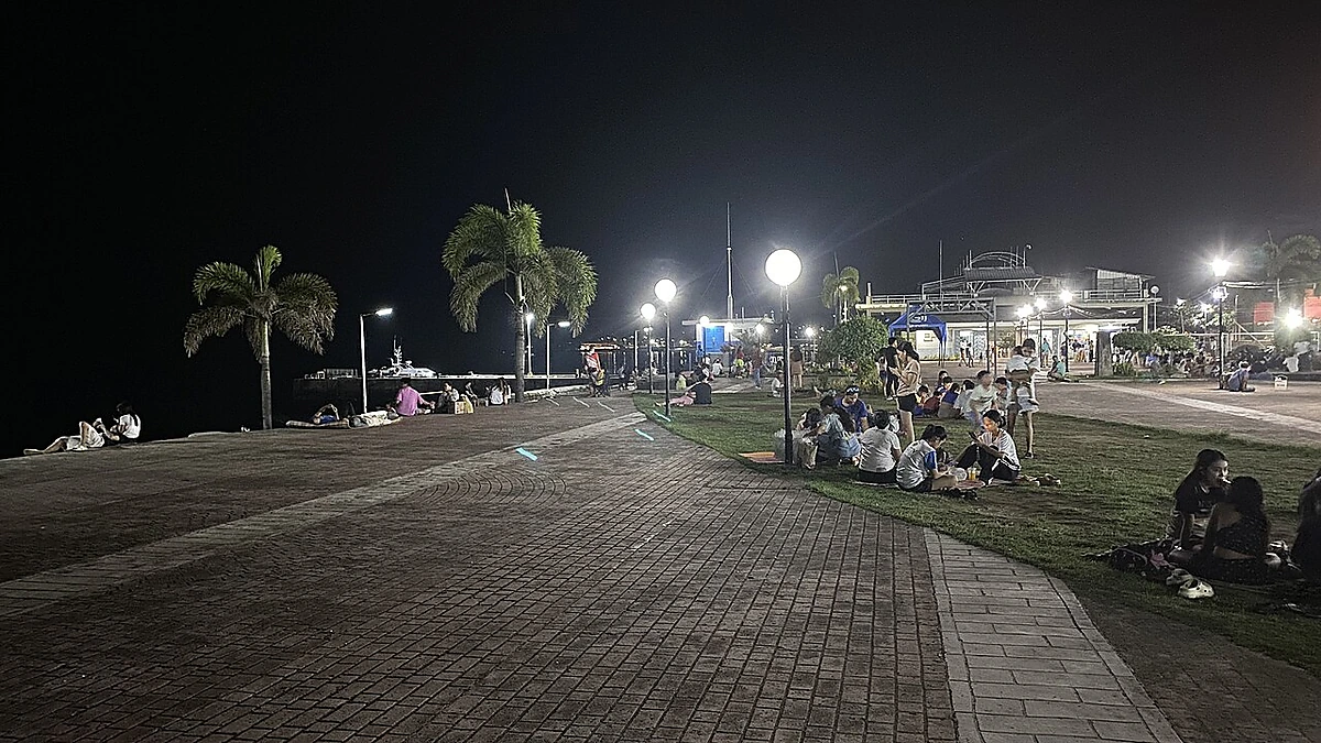 夜も人が集まる海沿いの遊歩道