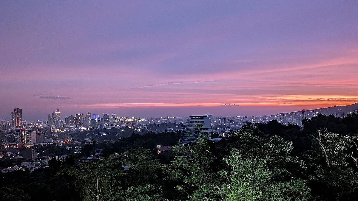 夕暮れの空とセブ市街の遠景