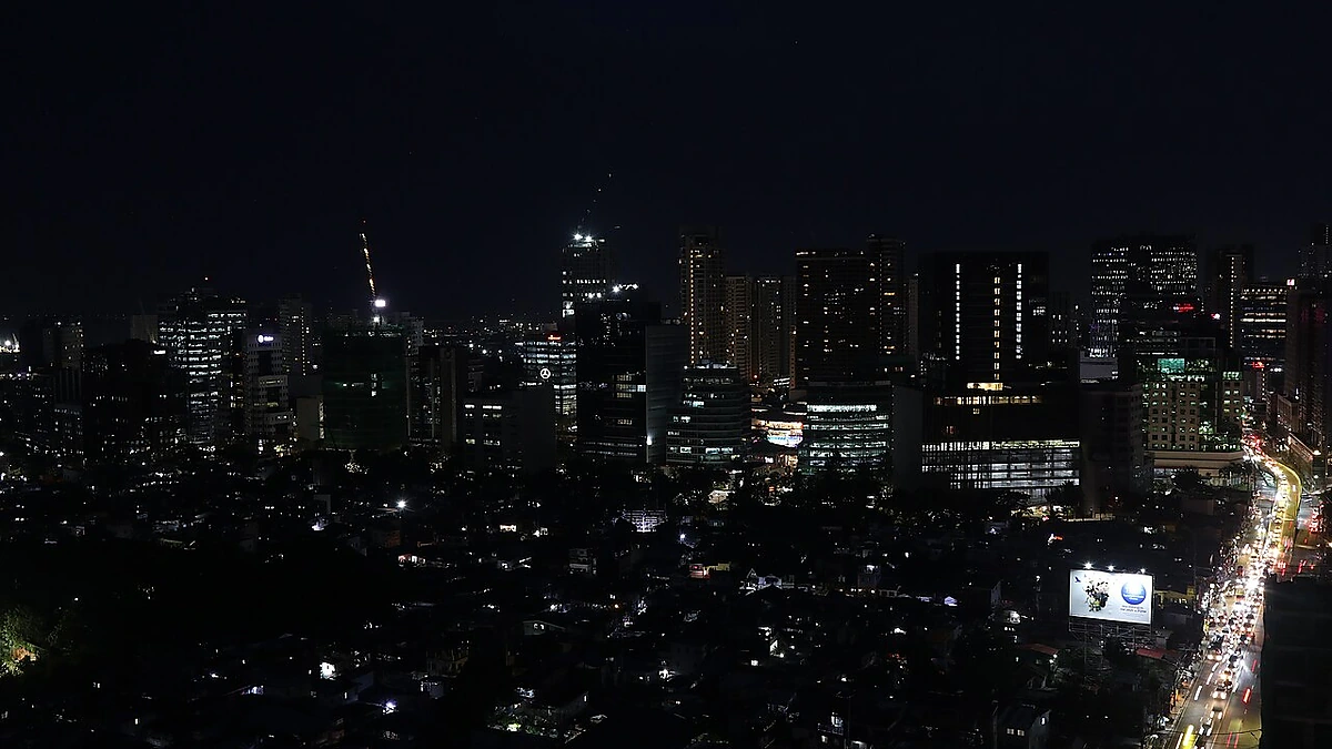 深夜も明かりが残るビジネス街の夜景