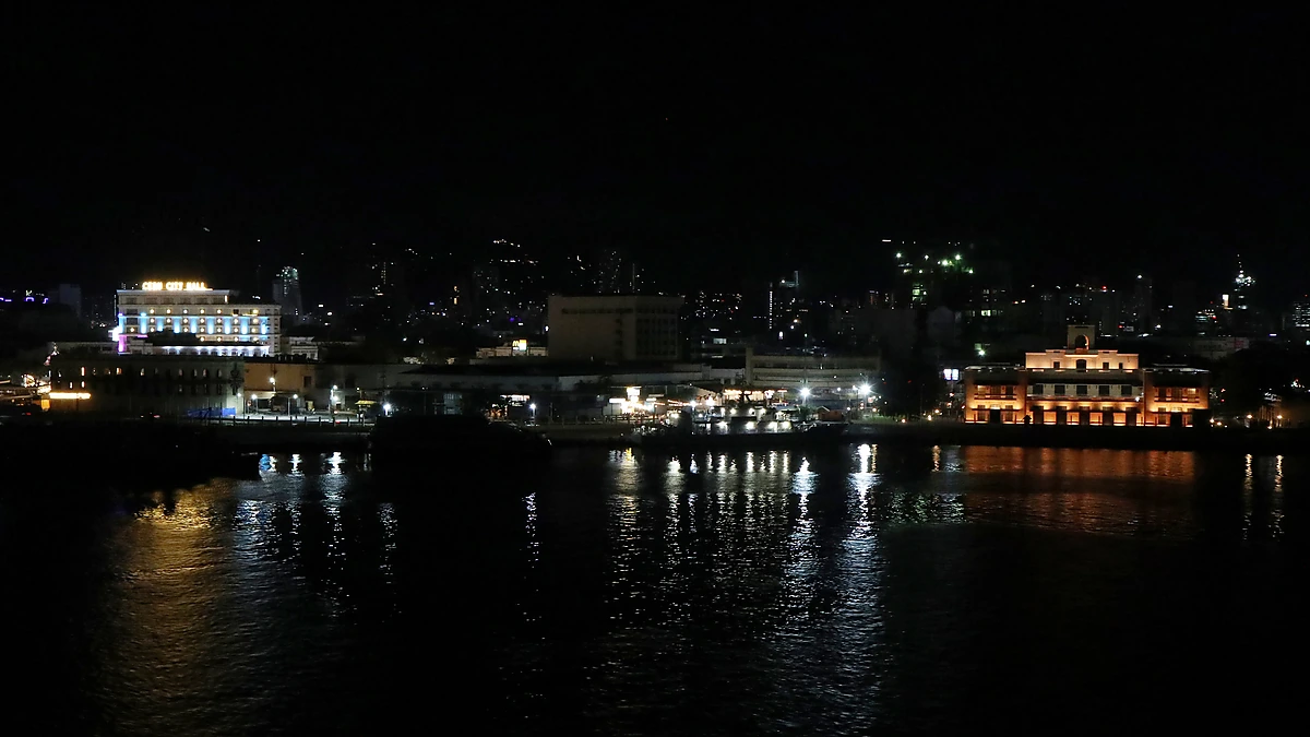 夜間のセブ港と対岸の明かり