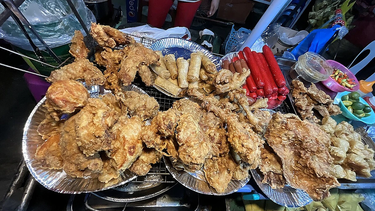 大皿に盛られたフライドチキン