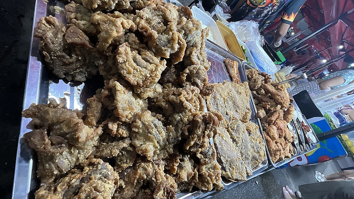 トレーに山盛りにされた揚げ物