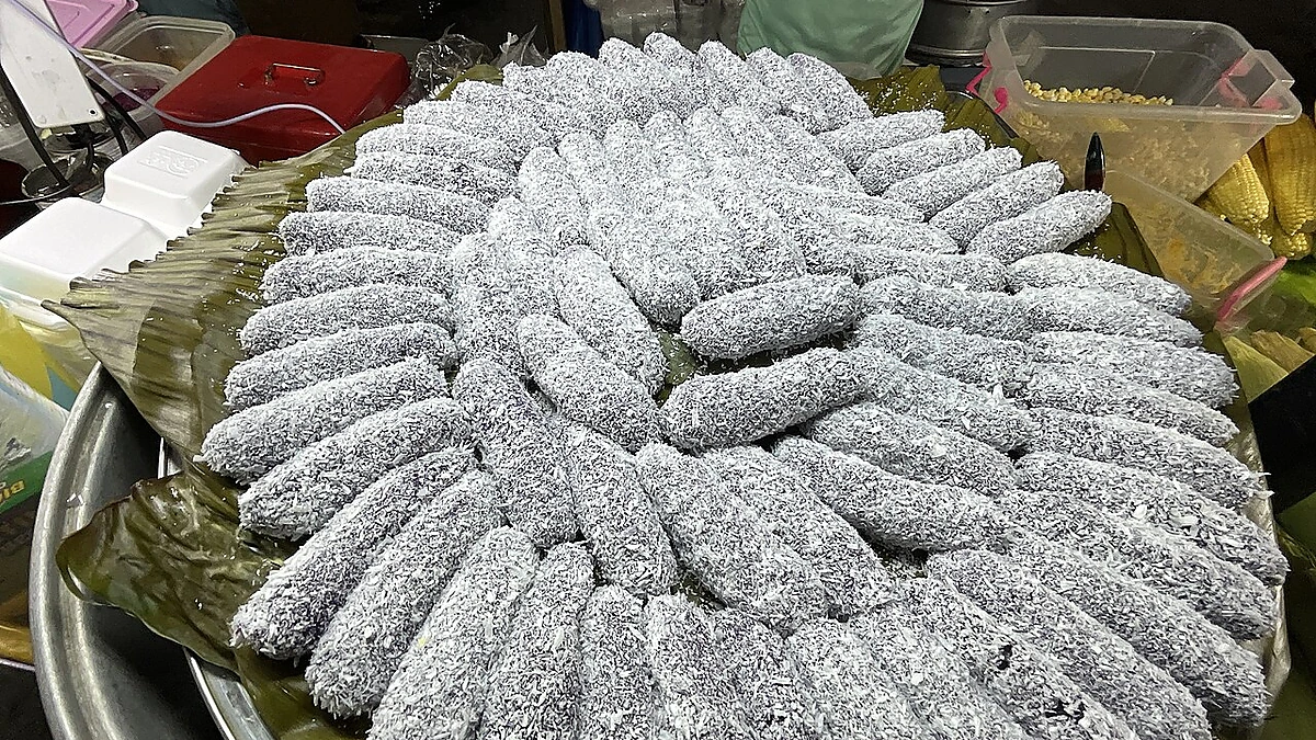 バナナの葉に並べられたココナッツ風味の餅菓子