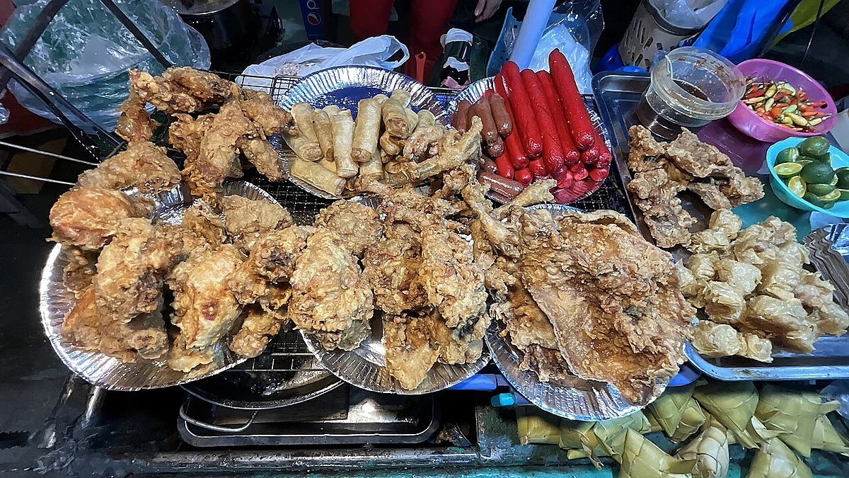 屋台に並ぶ揚げ物や串もの