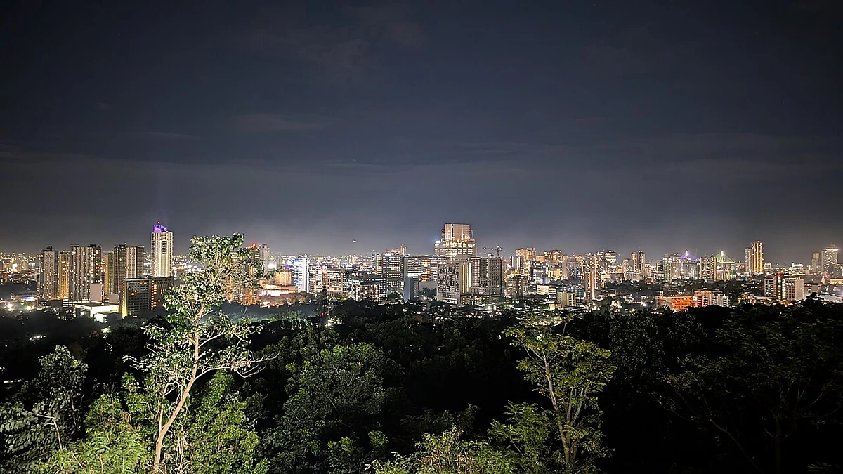 夜のセブ市街のスカイライン