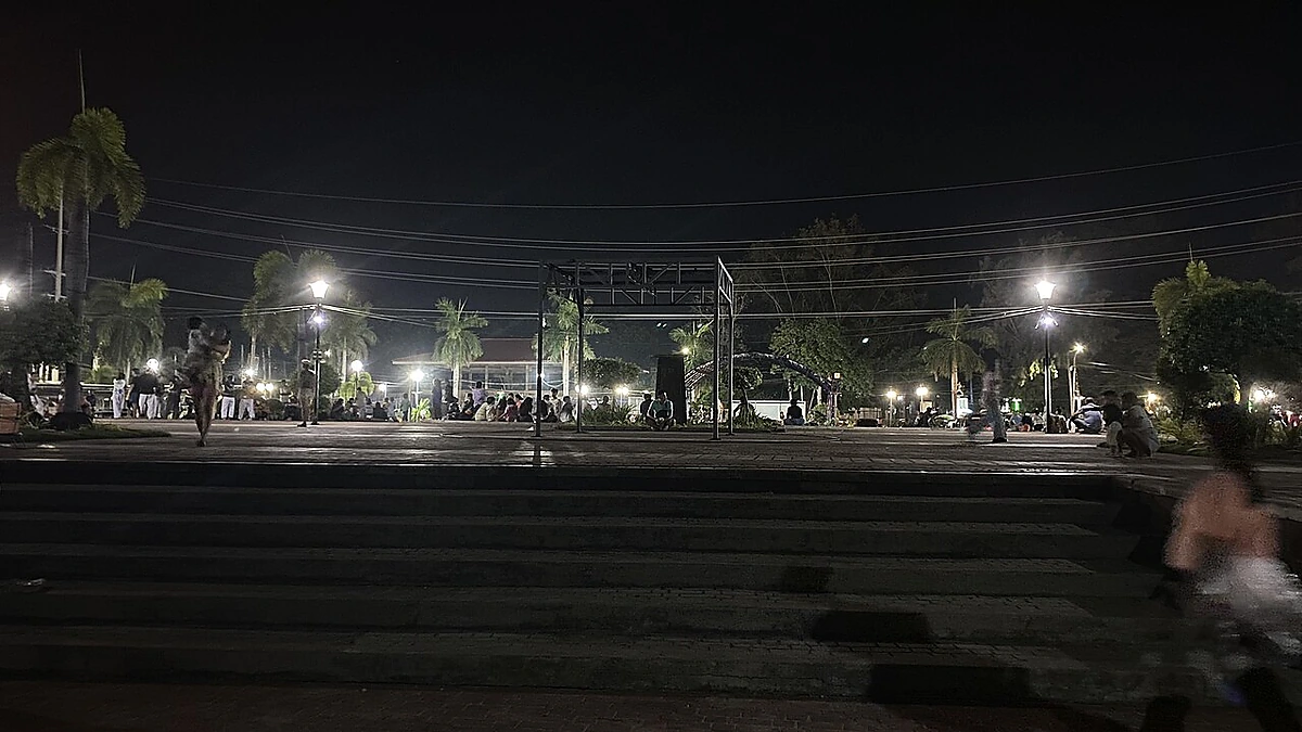 街灯だけが灯る夜の広場