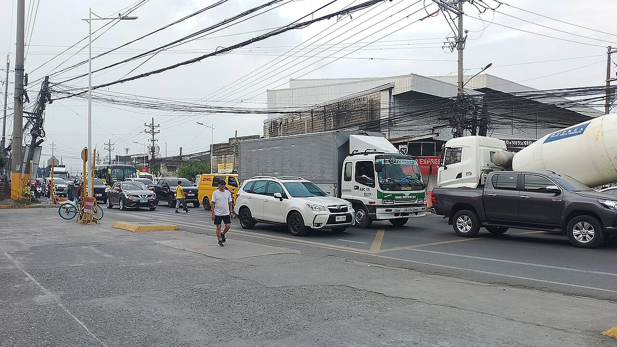 トラックや乗用車が行き交う幹線道路