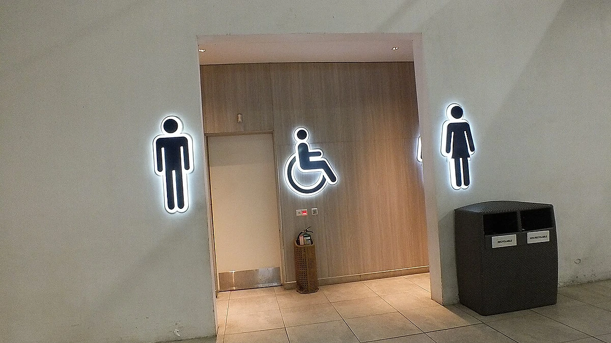 トイレの場所を示す館内サイン
