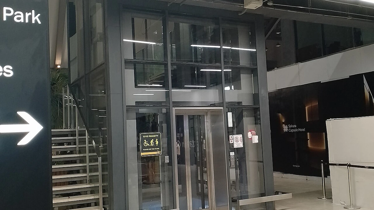 エレベーターと案内表示のある館内