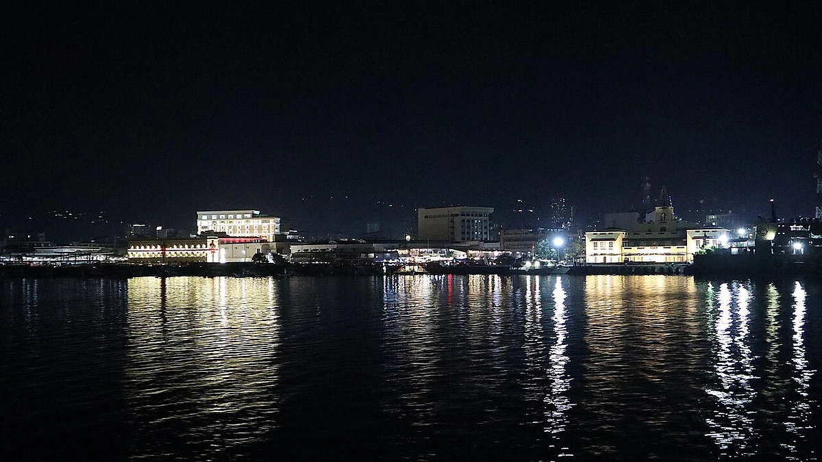 対岸の明かりが映る夜の海沿い