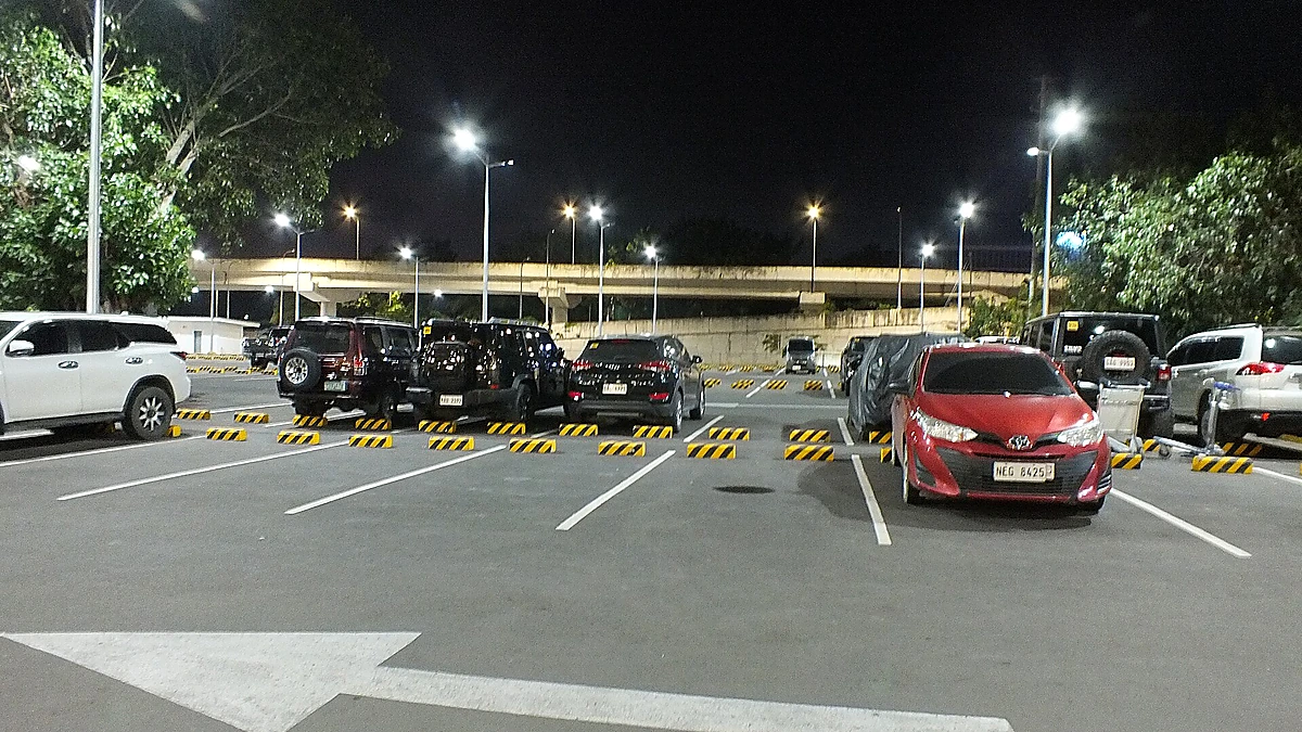 空港の駐車場に並ぶ車両