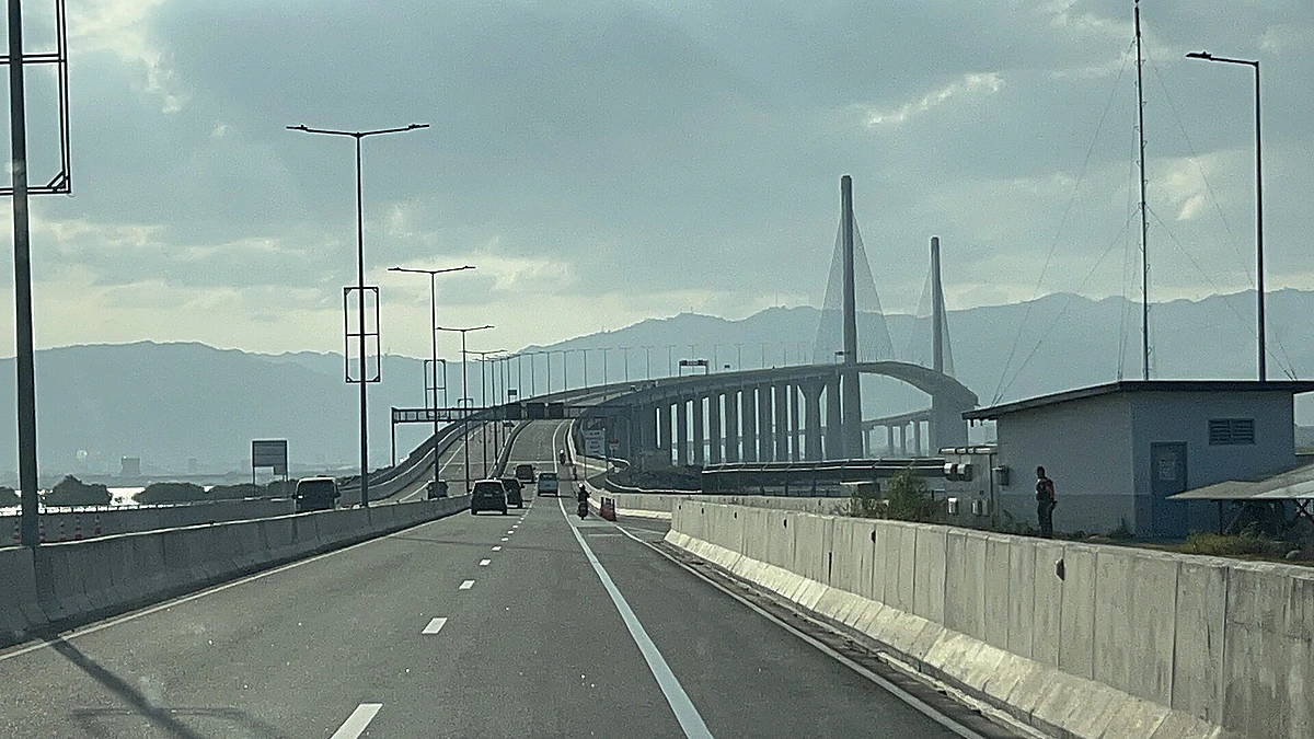 セブ市方面へ延びる連絡橋の車道