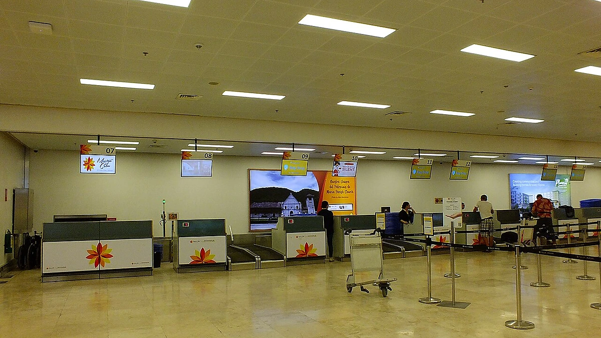 航空会社のチェックインカウンターが並ぶ出発階