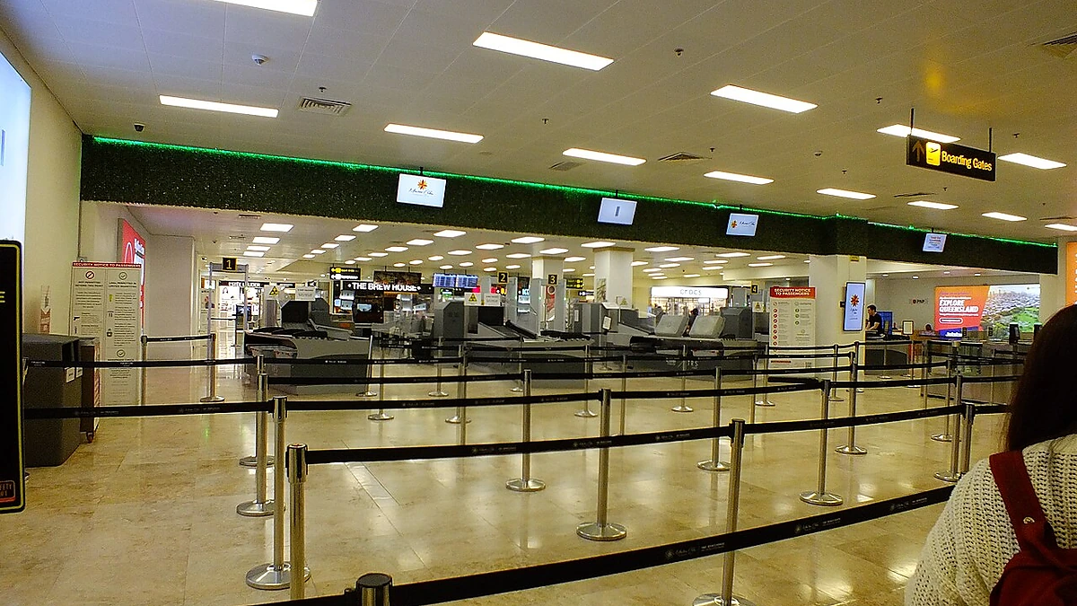 保安検査に向かう空港内の通路