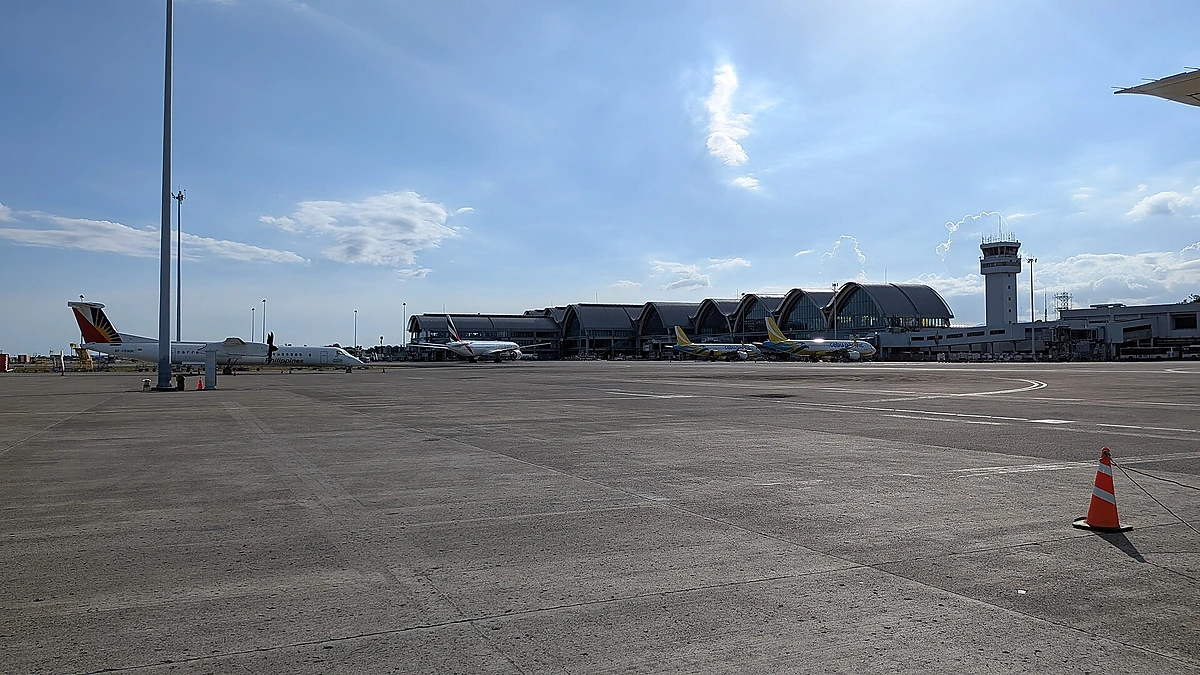 駐機する航空機とターミナルの外観