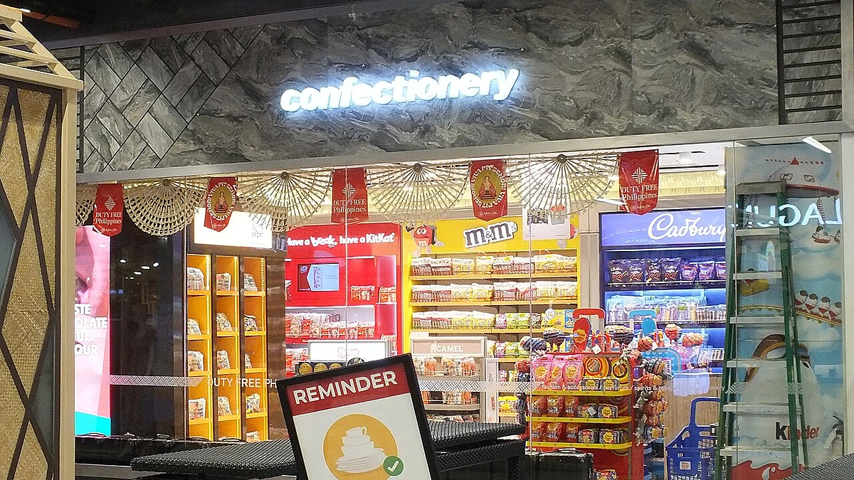 菓子やみやげが並ぶ売店