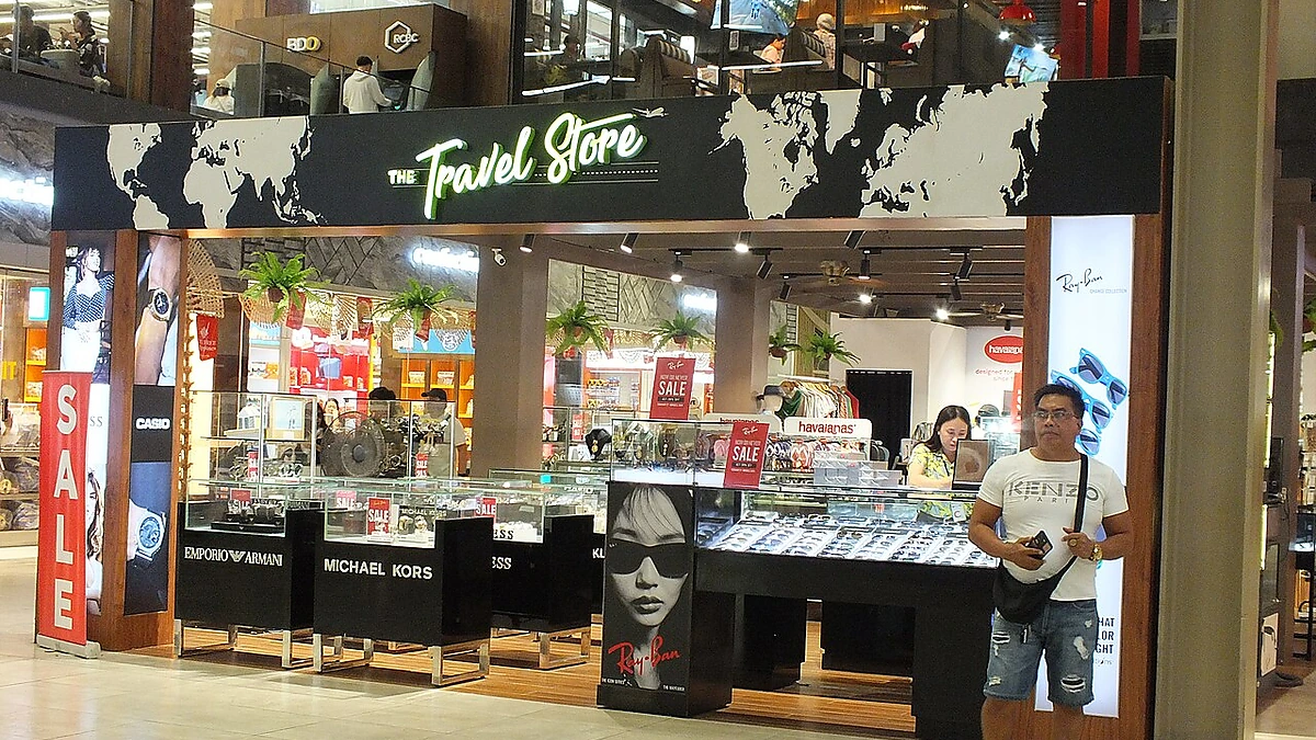 空港内の免税・雑貨店の店頭