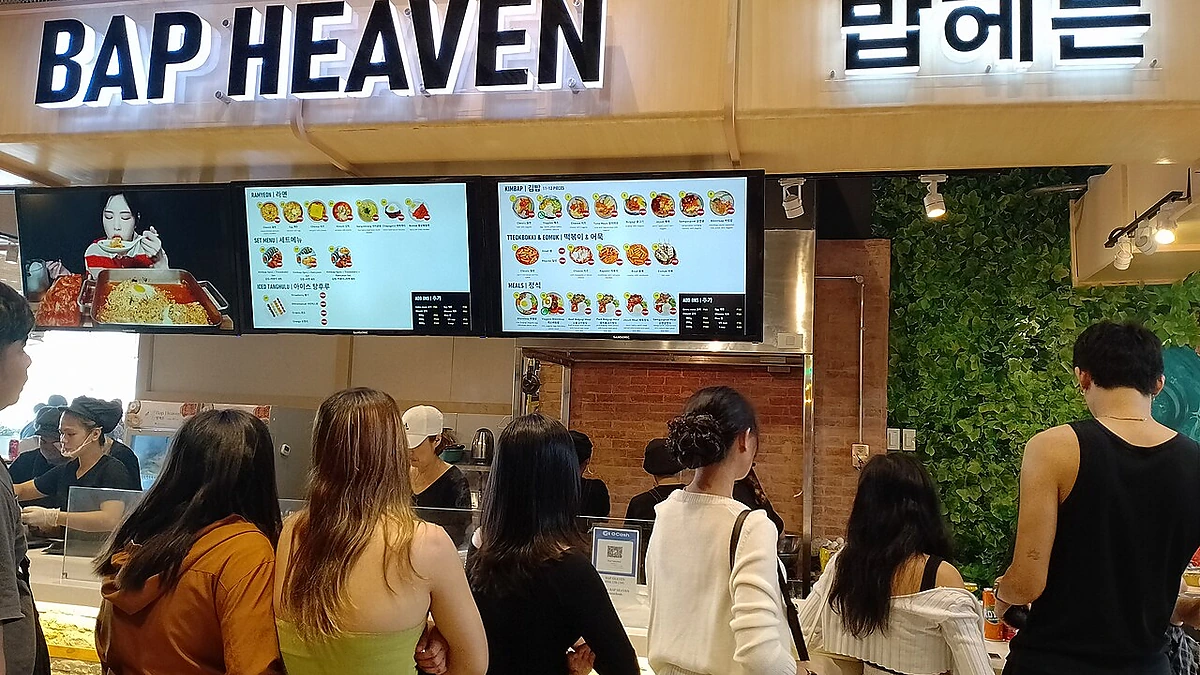 注文の列ができている飲食店のカウンター