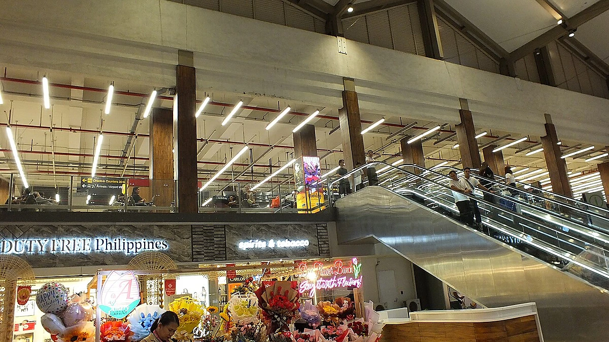 エスカレーターと店舗が並ぶ館内