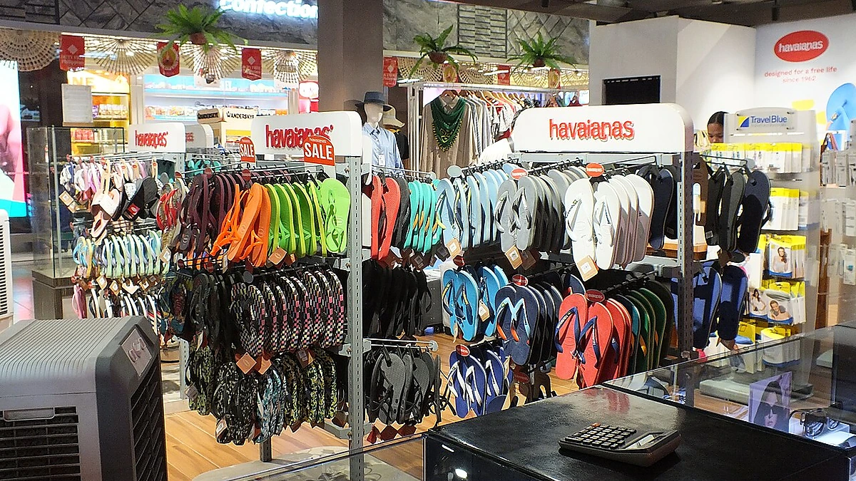 サンダルや雑貨が並ぶ店舗