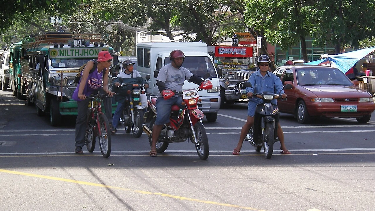 ジープニーやバイクが行き交う市内の道路