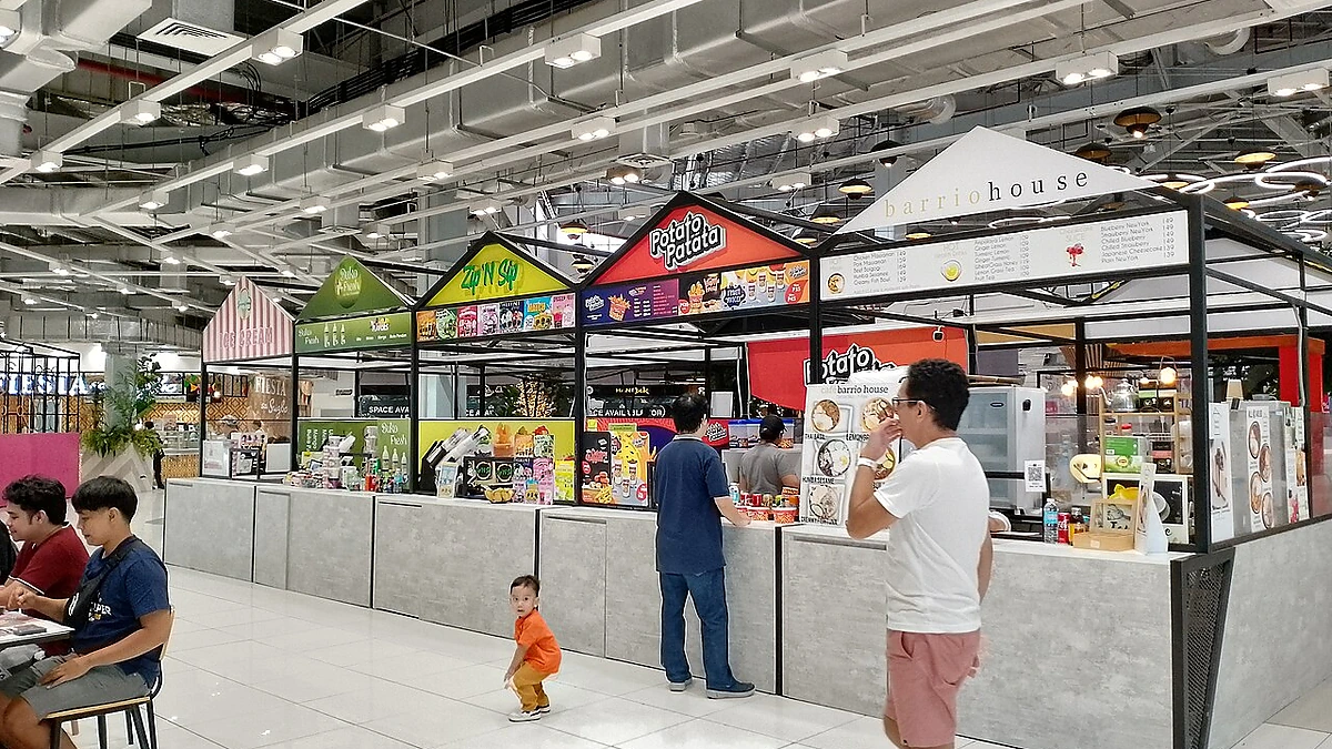 屋台風の飲食ブースが並ぶフードエリア