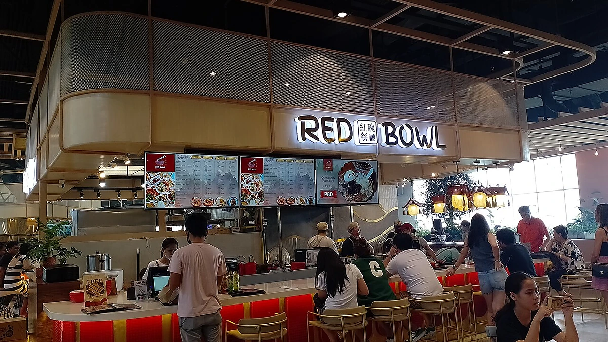 飲食店が並ぶ館内の吹き抜け