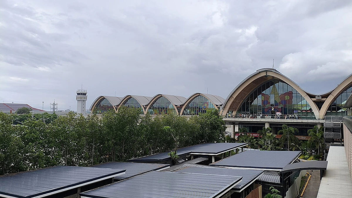 屋根が連なる空港ターミナルの外観