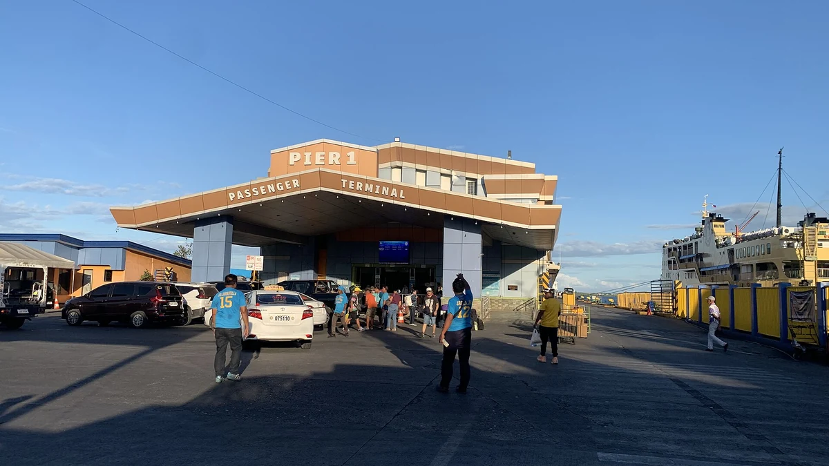 ピア1旅客ターミナルの入口と利用客