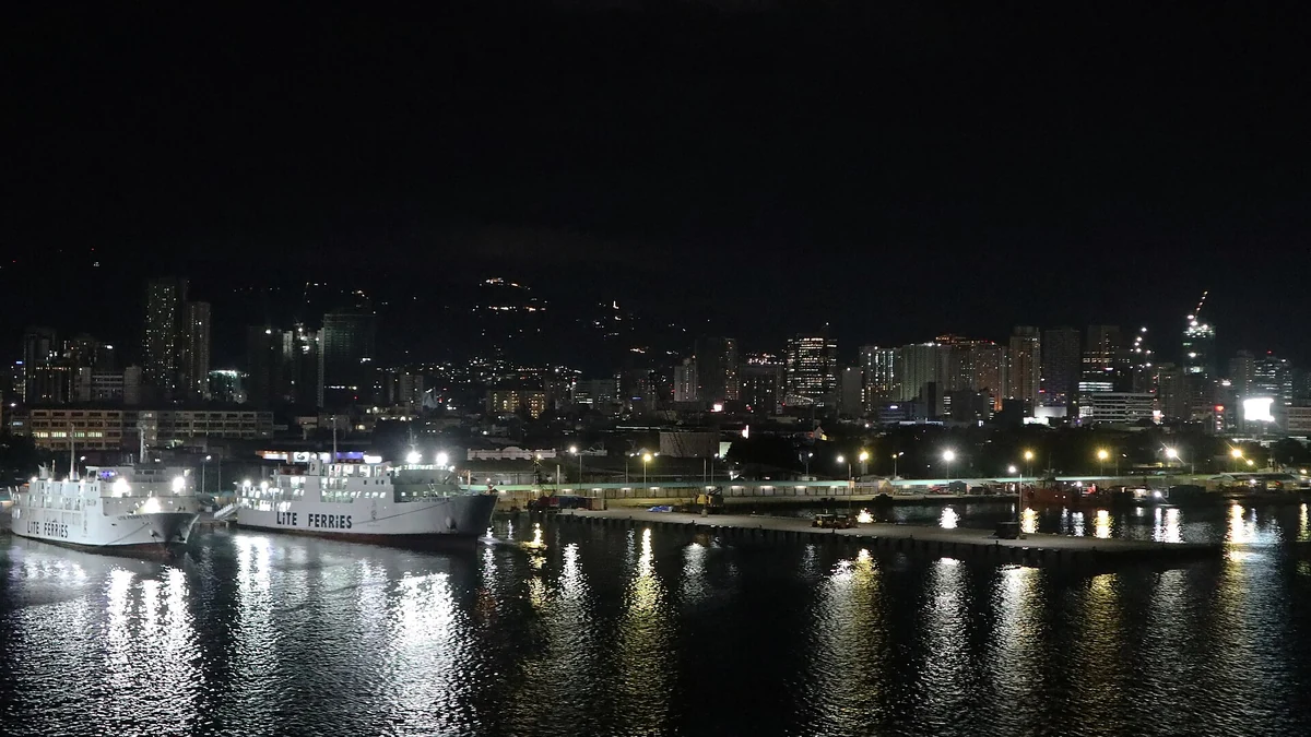 夜のセブ港に停泊する船
