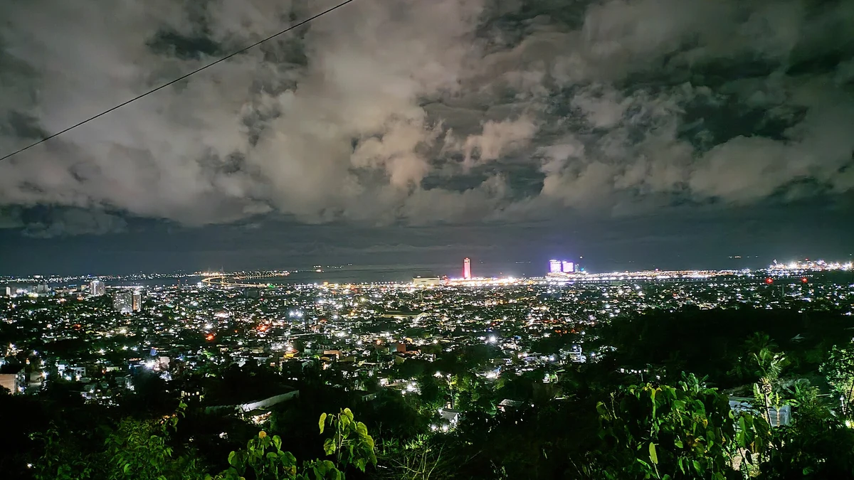 雲が広がる夜のセブ市街