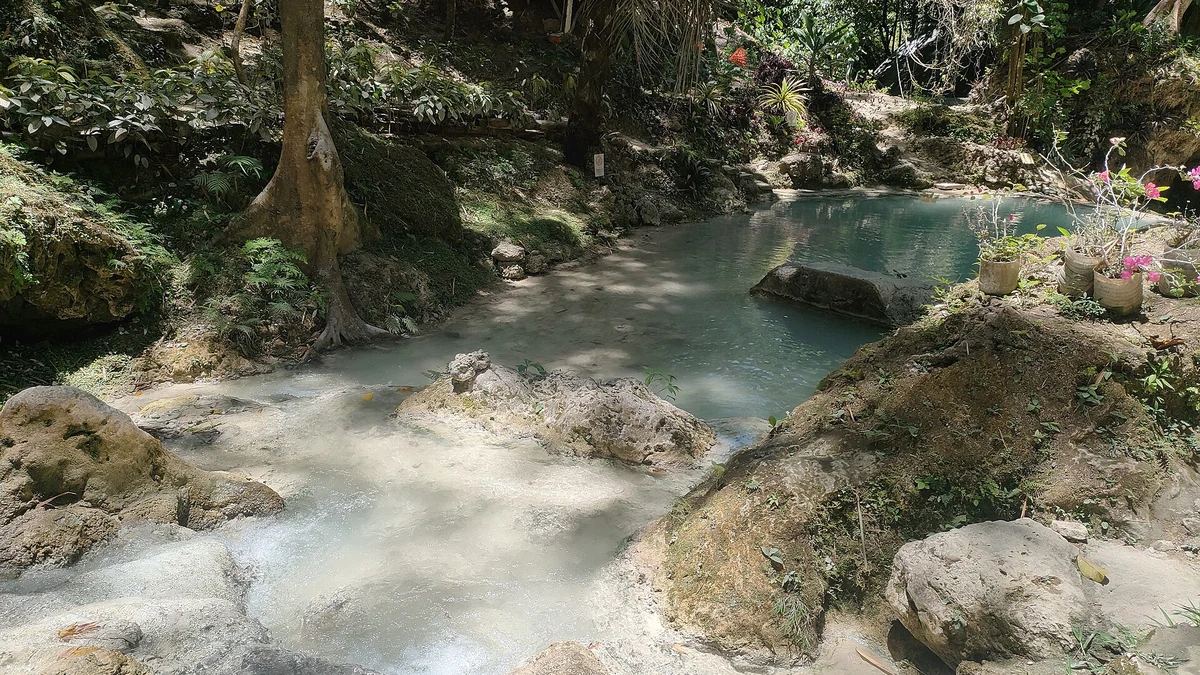 オスロブのトゥマログ滝と水がたまった岩場