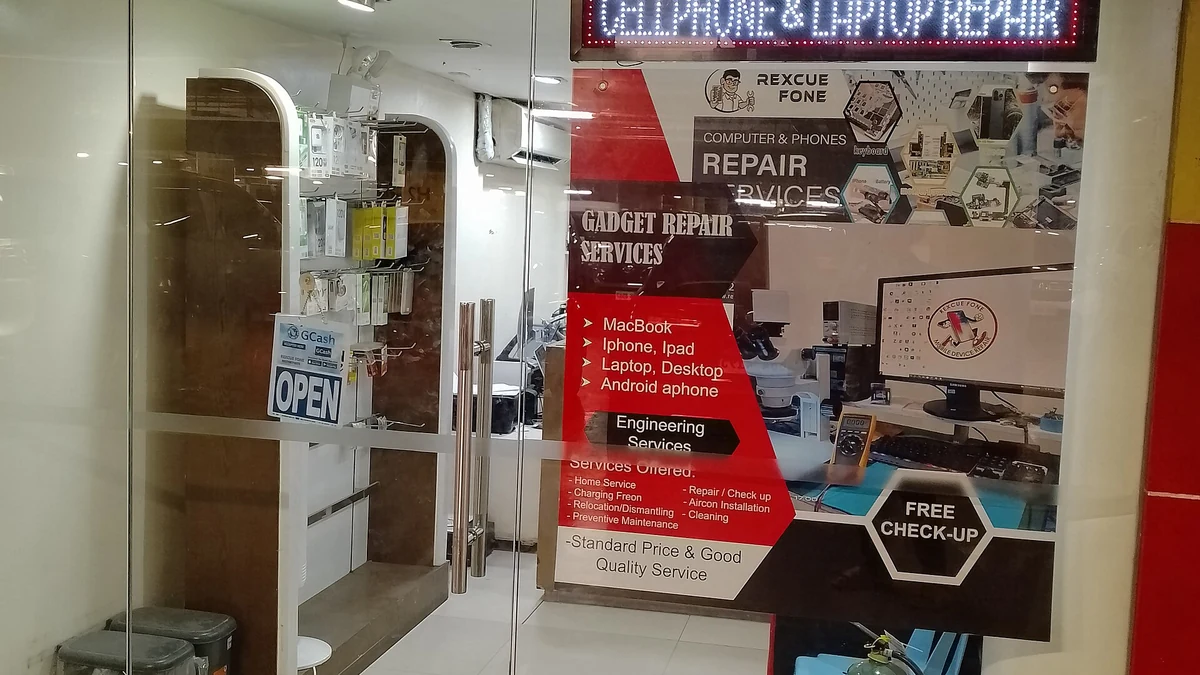 モール内の携帯電話・パソコン修理店