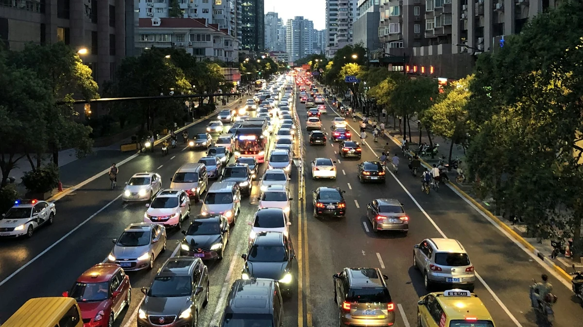 道路を走る車と交通の様子