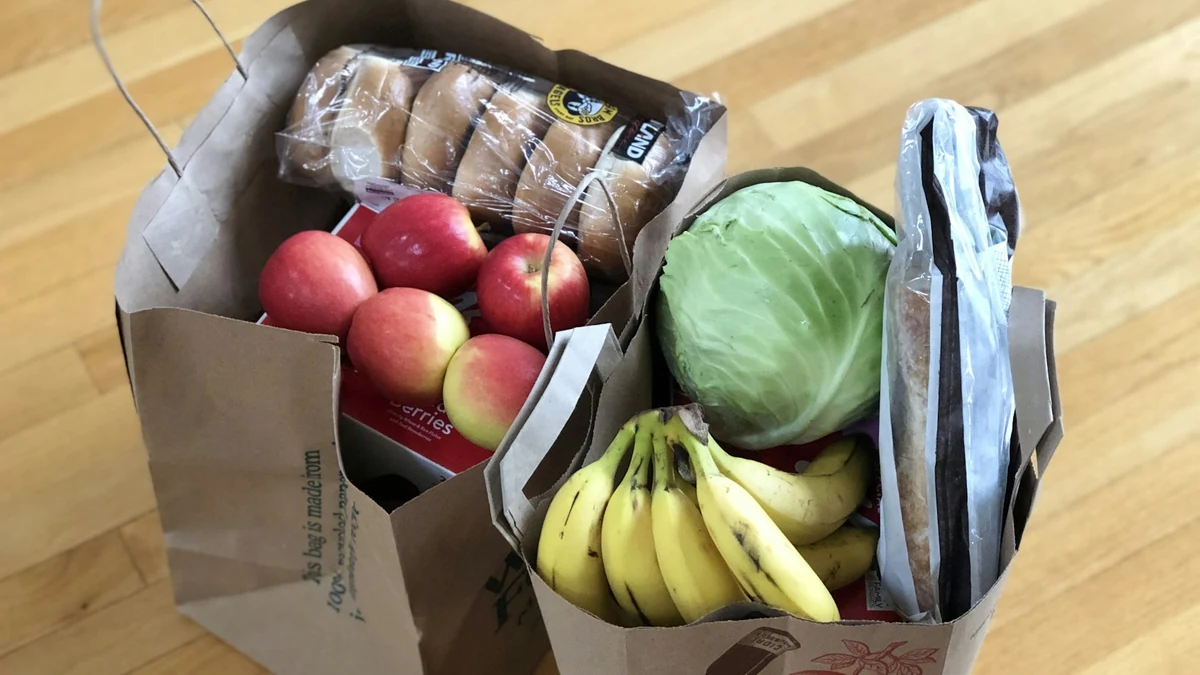 紙袋に入った果物と野菜
