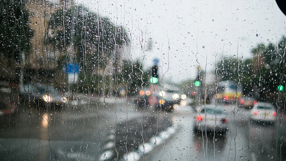 雨の日のフロントガラス越しの道路
