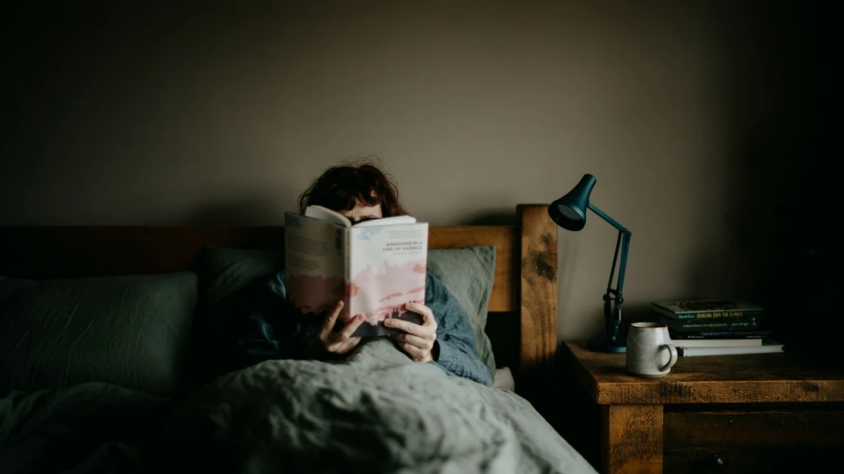ベッドで本を読む人