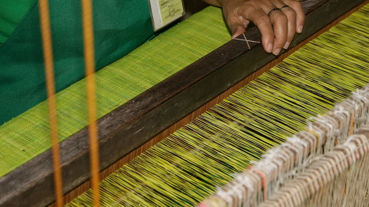 フィリピンで行われるAbaca weaving