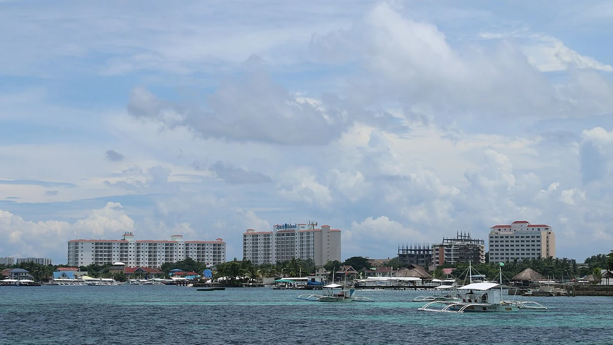 海上から望むMactanのResort Areaと建物
