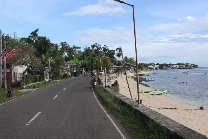 AlcoyのTingko Beach沿いを通るCebu South Road