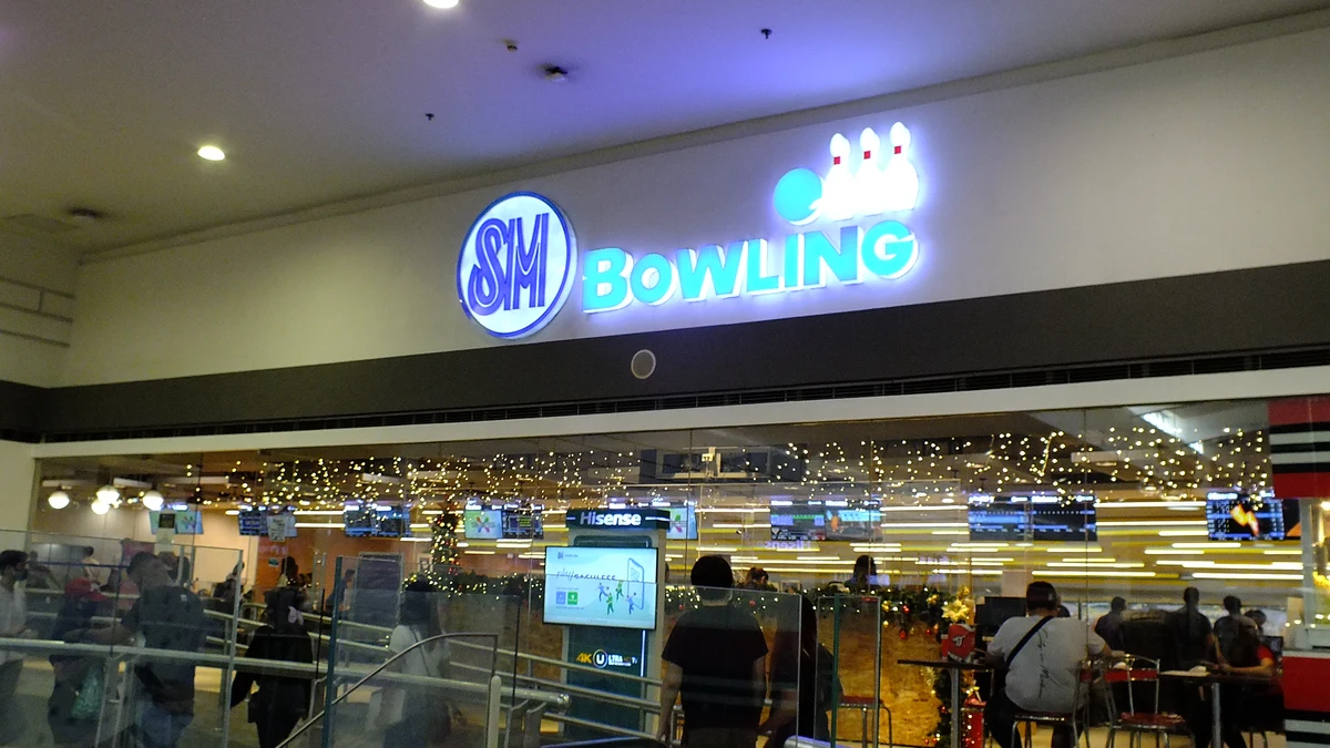 SM City Cebuにあるボウリング場の入口と看板