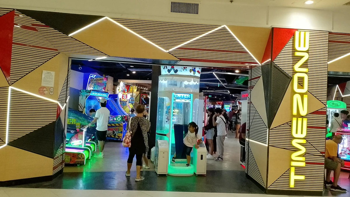 アヤラセンター・セブにあるゲームセンターの店内