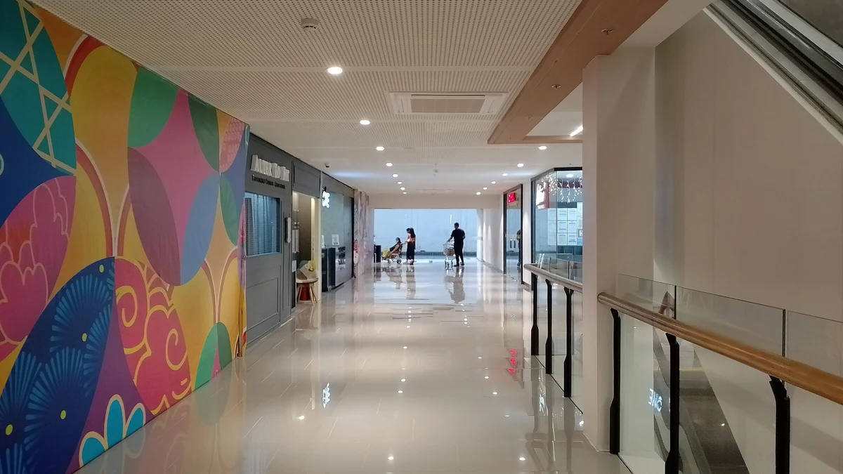 SM J Mallの館内通路と壁面の装飾