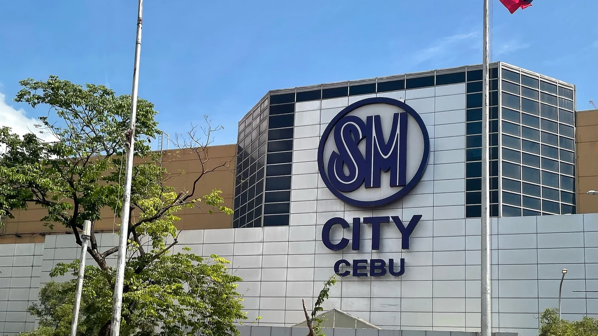 SM City Cebuの外観と看板