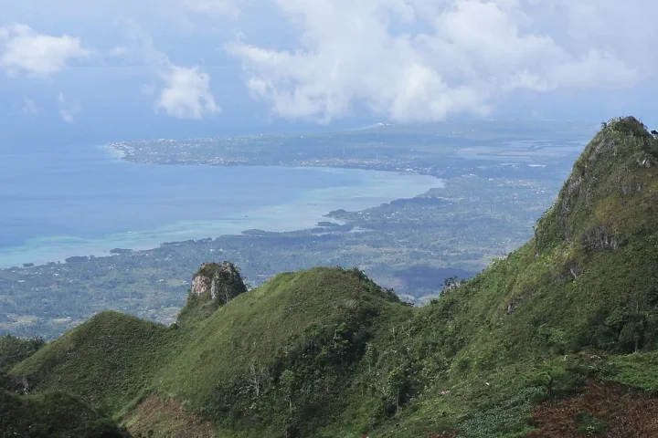 セブ島南部の石灰岩の丘に広がる緑と海岸線